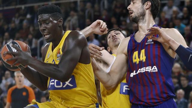 Ante Tomic defiende a un pívot de Maccabi