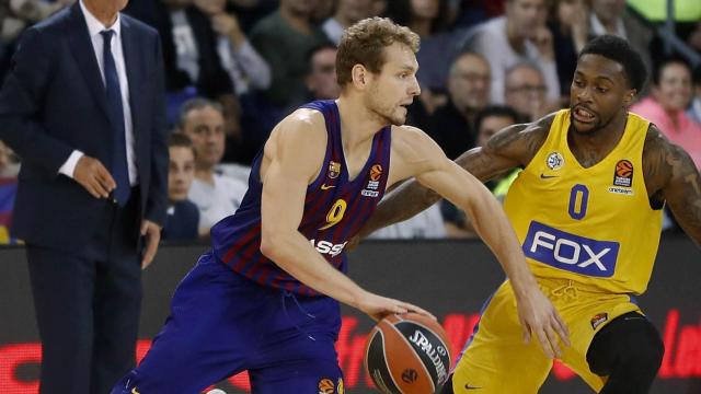 Jaka Blazic bota el balón ante la defensa de un jugador de Maccabi