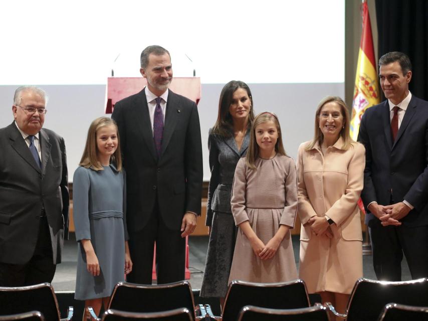 Los Reyes Felipe y Letizia y sus hijas, la princesa Leonor y la infanta Sofía, posan con la presidenta del Congreso, Ana Pastor; el presidente del Gobierno, Pedro Sánchez;  y el presidente del Tribunal Constitucional, Juan José Gonzalez Rivas.