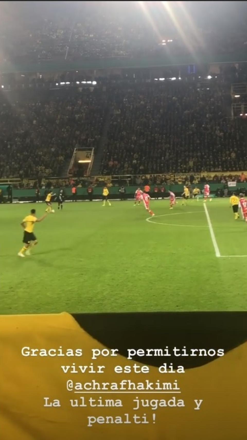 Hiba Abouk y sus amigos viendo el partido del Dortmund contra Union Berlin.