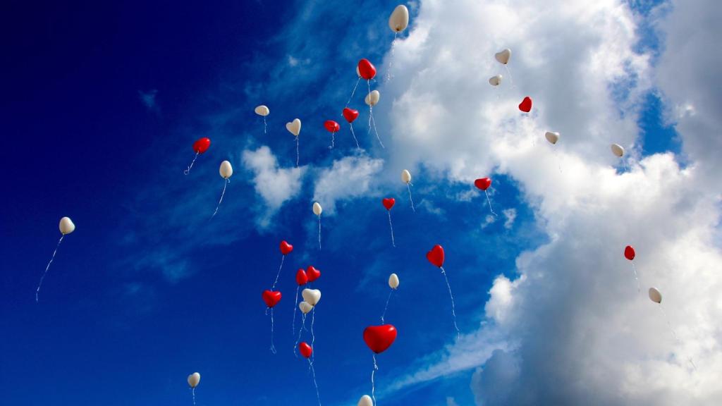 Un hermoso cielo azul lleno de nubes blancas y globos.