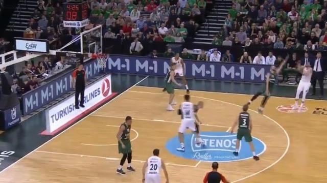 Rudy tirando un triple contra el Zalgiris. Foto: Twitter (@MovistarBasket)