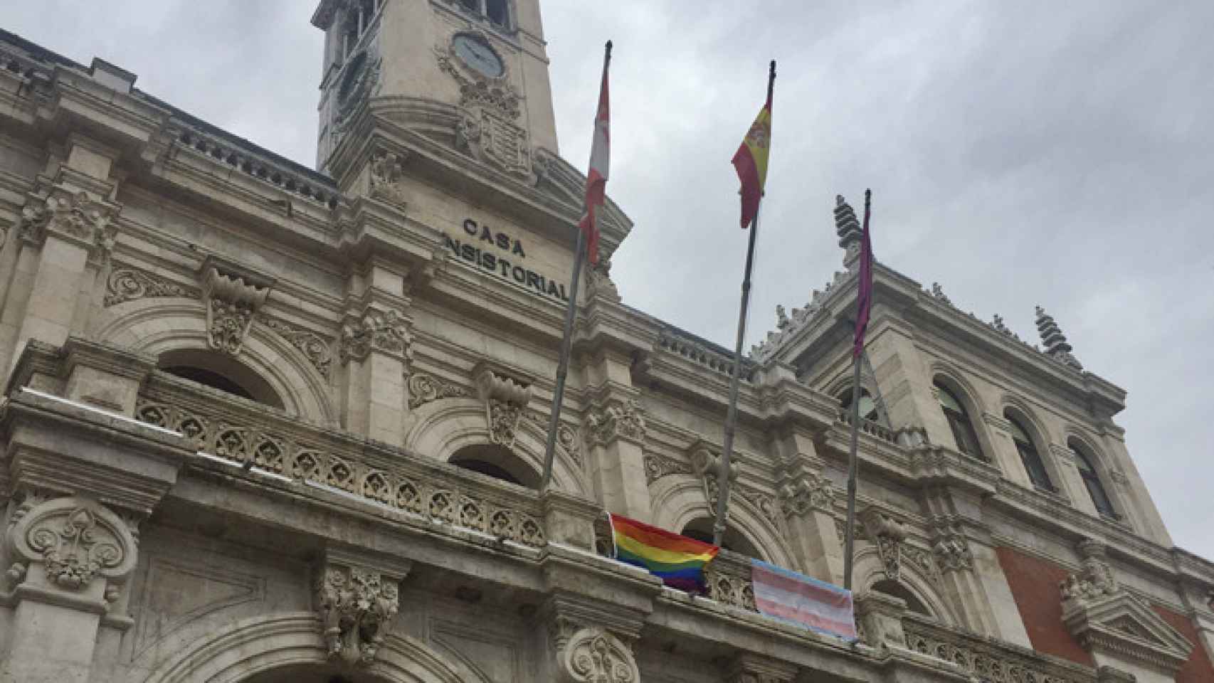 Valladolid-Ayuntamiento-banderas-dia-homofobia-transfobial