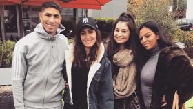 Hiba Abouk y Achraf Hakimi junto a dos amigas en Dortmund.