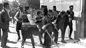 Gavrilo Princip, segundo por la derecha, arrestado tras disparar al archiduque de Austria.