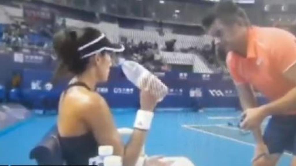 Muguruza habla con su entrenador.