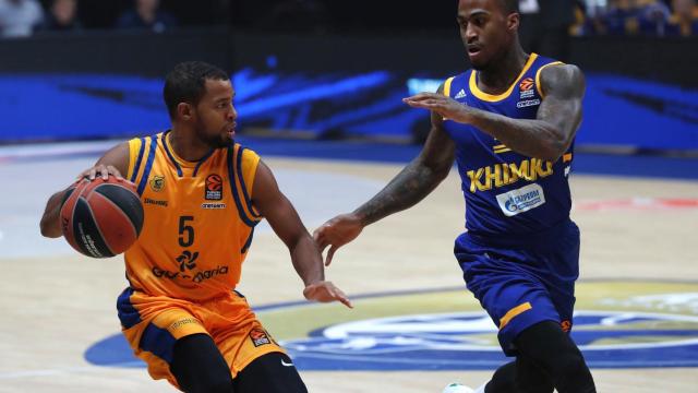 Clevin Hannah trata de anotar ante Dee Bost en el Khimki - Herbalife Gran Canaria