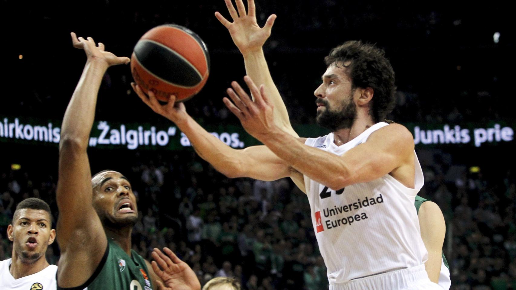 Sergio Llull lanza una bandeja ante su defensor