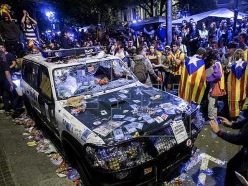 Uno de los coches de la Guardia Civil ante la Consejería de Economía el 20-S./