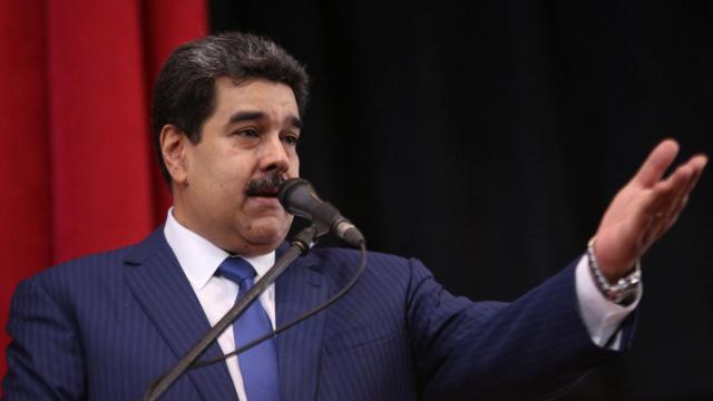 Nicolás Maduro habla a los periodistas.