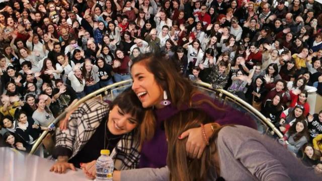 Natalia, Julia y Sabela, en la firma de discos de Zaragoza.