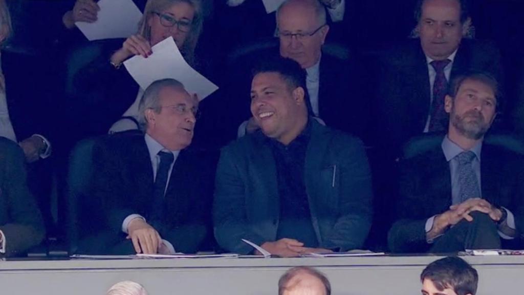 Florentino Pérez y Ronaldo Nazario, en el palco del Santiago Bernabéu