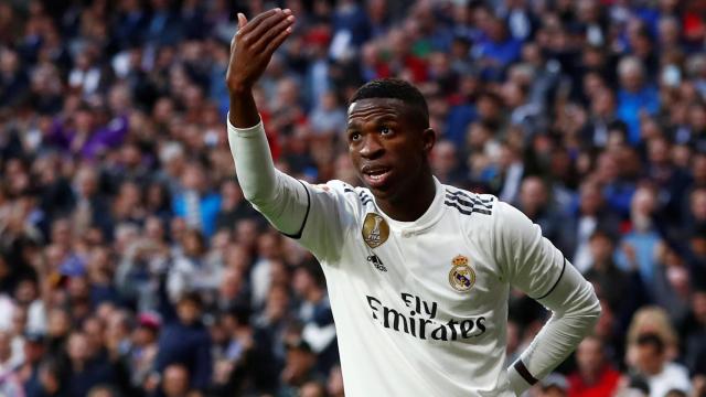 Vinicius celebra el gol ante el Valladolid en el Santiago Bernabéu