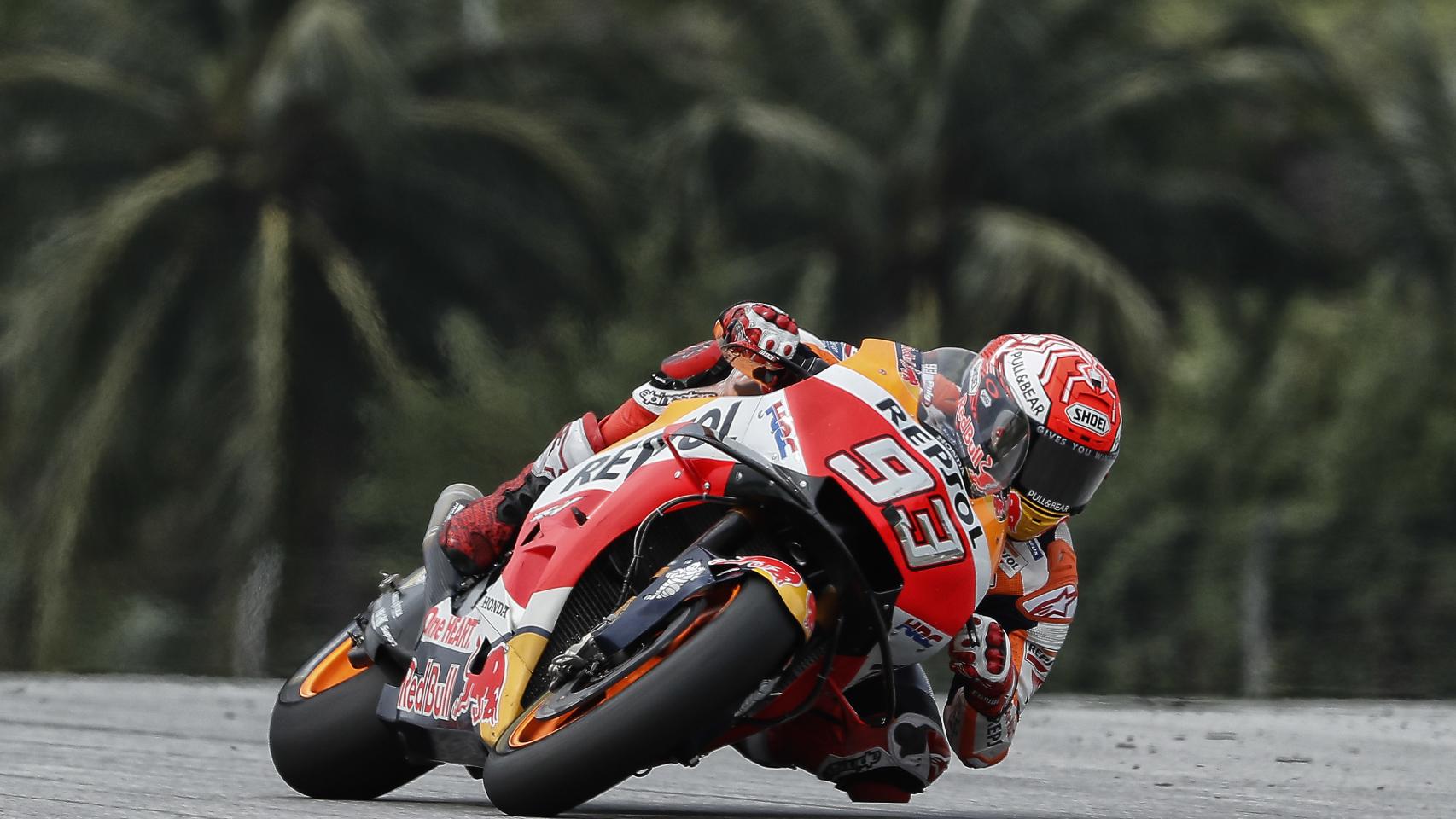 Marc Márquez traza un viraje con su Honda RC213V, en el circuito malasio de Sepang.