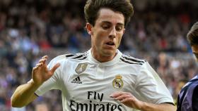 Álvaro Odriozola pelea un balón con el delantero argentino del Real Valladolid Leo Suárez