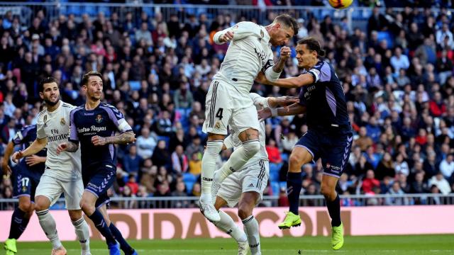 Sergio Ramos despeja el balón ante varios jugadores del Valladolid