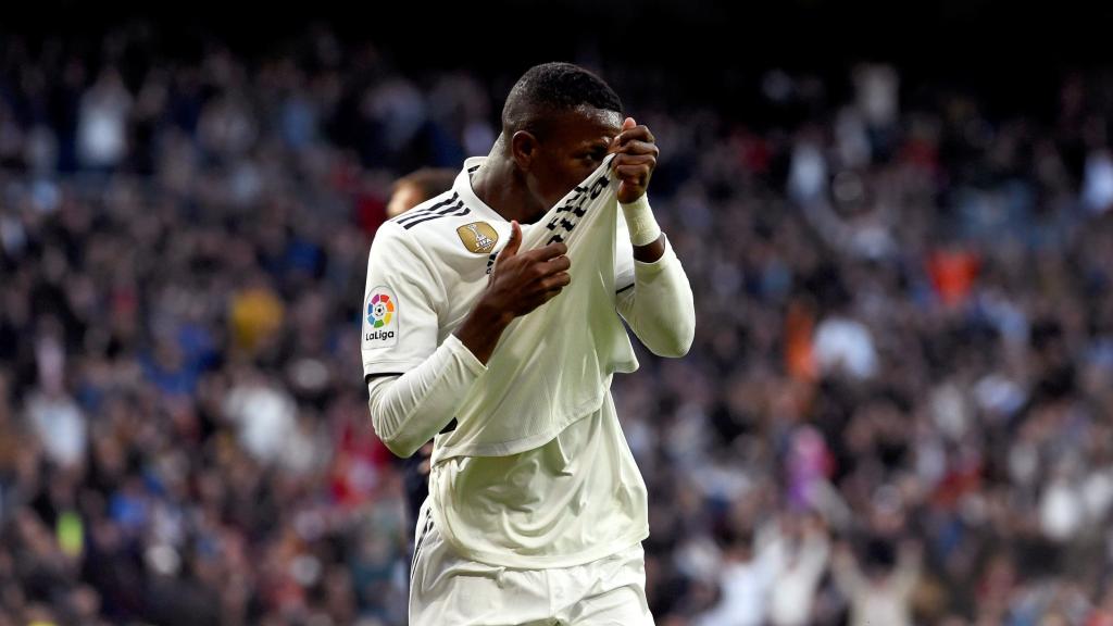 Vinicius besa el escudo de su camiseta tras el primer gol al Valladolid