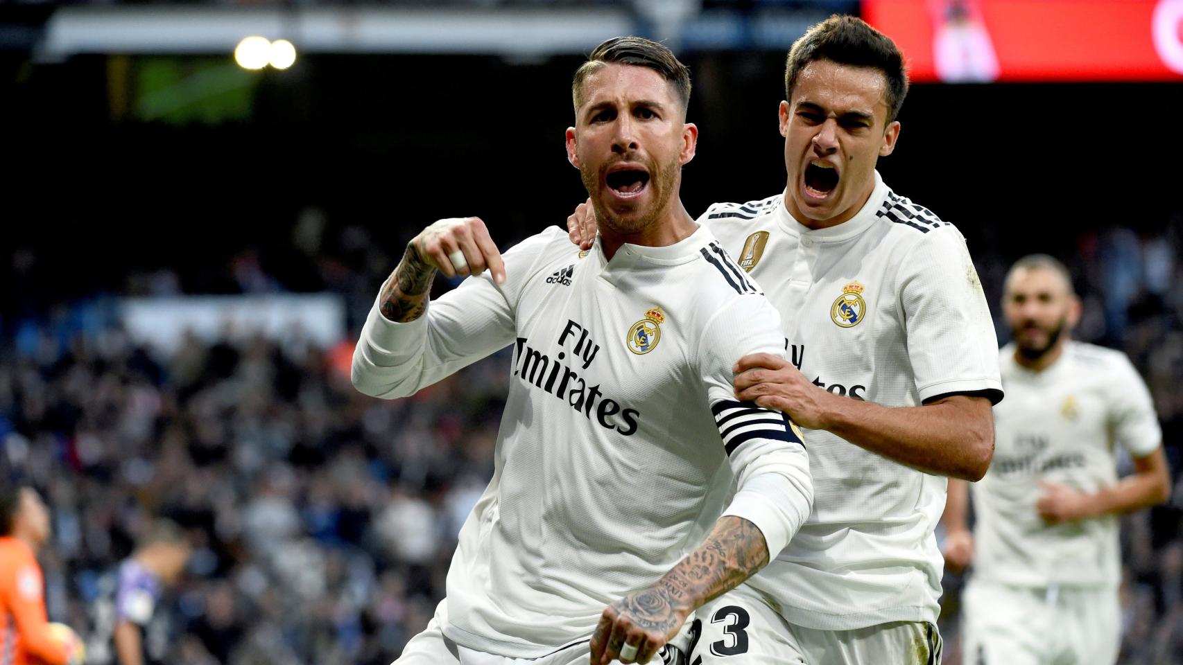 Sergio Ramos celebra con su compañero Sergio Reguilón el segundo gol al Valladolid