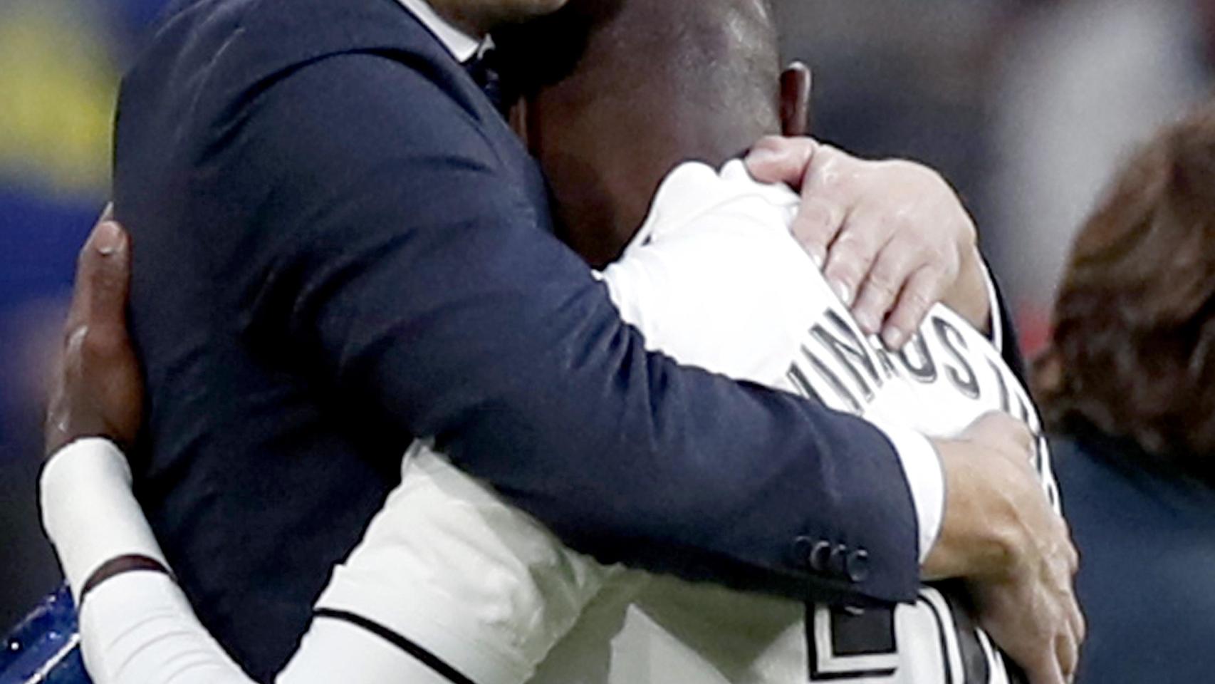 Vinicius junto a su entrenador Santiago Solari