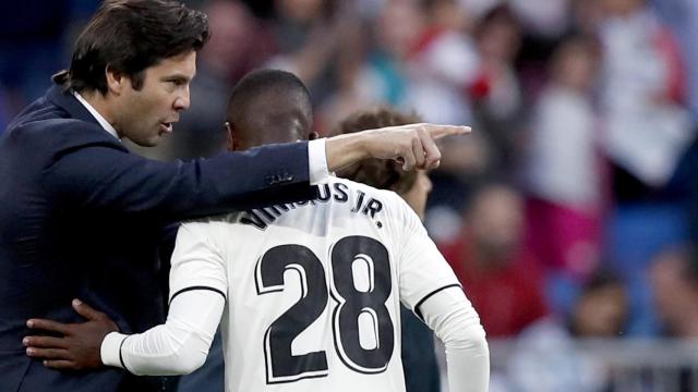 Vinicius junto a su entrenador Santiago Solari