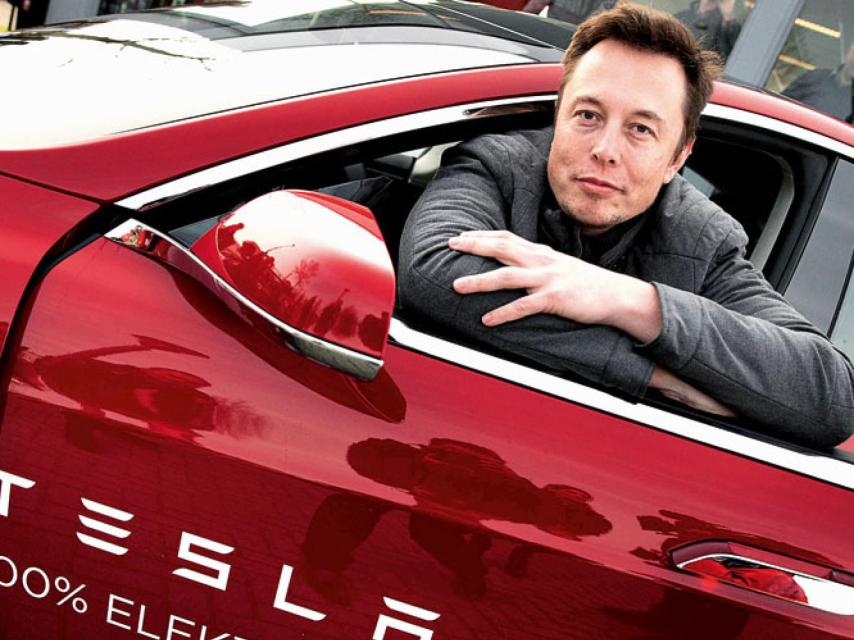 Elon Musk en un Tesla.