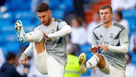 Sergio Ramos y Toni Kroos durante el calentamiento en el Santiago Bernabéu frente al  Real Valladolid