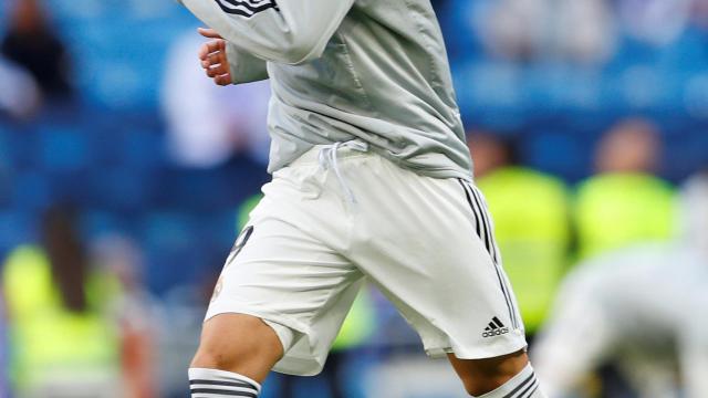 Karim Benzema durante el calentamiento en el Santiago Bernabéu frente al  Real Valladolid