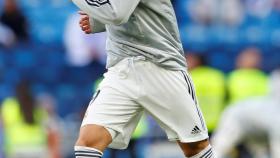 Karim Benzema durante el calentamiento en el Santiago Bernabéu frente al  Real Valladolid