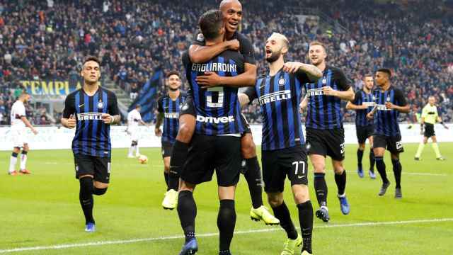 Futbolistas del Inter de Milán abrazándose tras un tanto