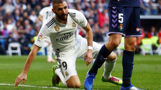 Karim Benzema, sobre el césped tras una ocasión de gol