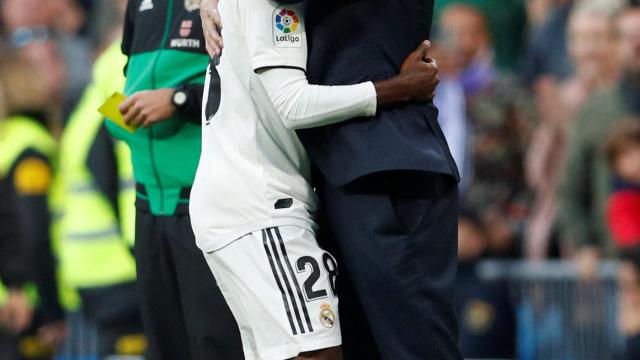 Solari abraza a Vinicius tras el gol ante el Valladolid