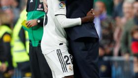Solari abraza a Vinicius tras el gol ante el Valladolid