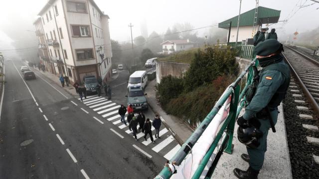 Efectivos de la Guardia Civil vigilan las calles de la localidad navarra de Alsasua ante el acto de España Ciudadana, impulsado por Cs, en apoyo de la Guardia Civil.