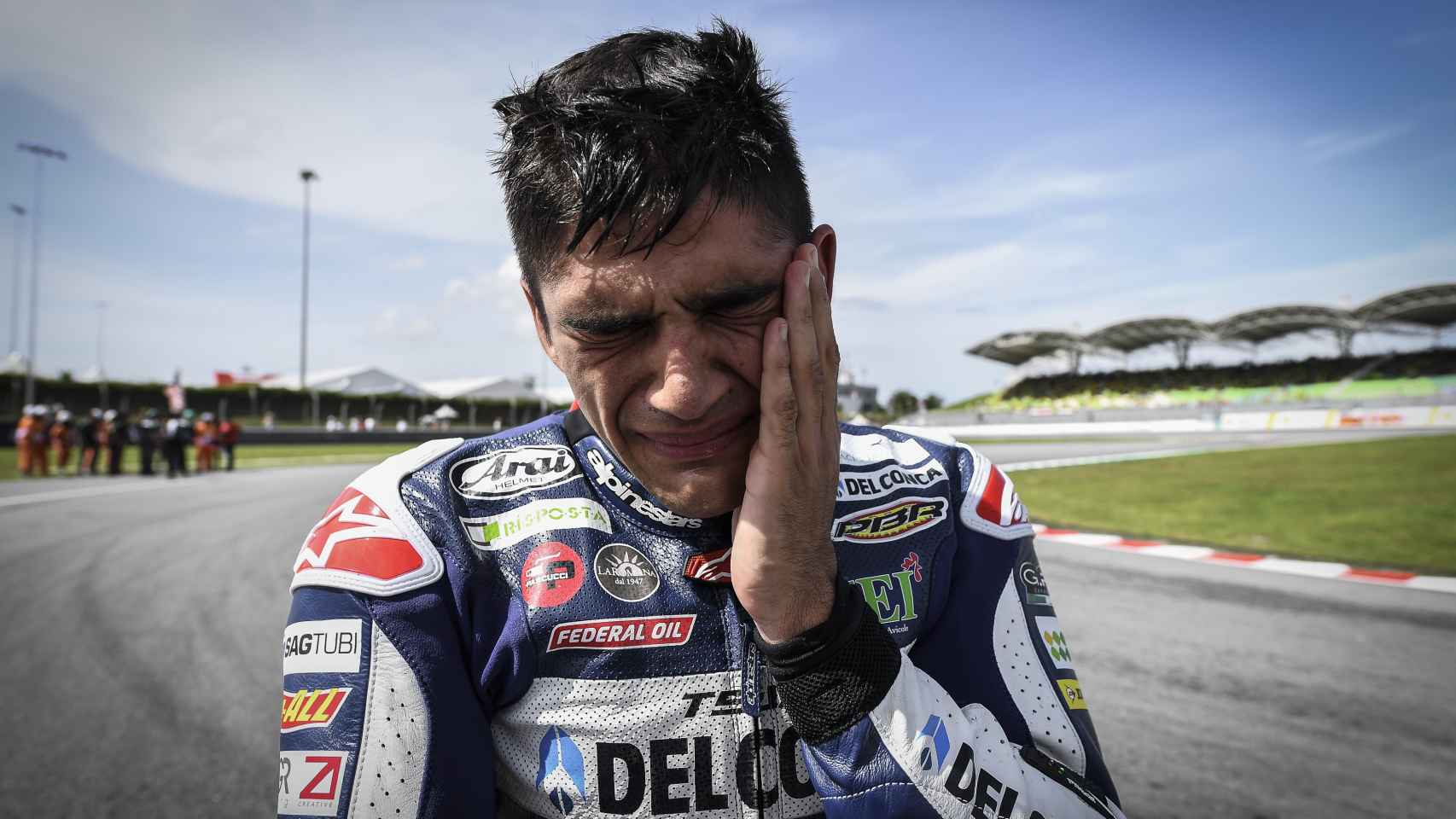 Un emocionado Jorge Martín, tras proclamarse campeón del mundo de Moto3.