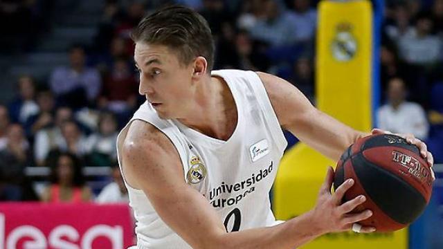 Carroll con el cuero frente a un contrincante