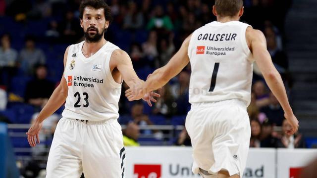 Llull y Causeur chocando en forma de felicitación