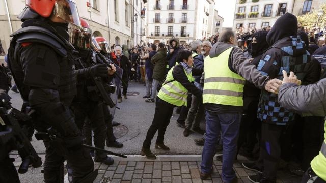 Radicales increpan a los constitucionalistas en Alsasua.