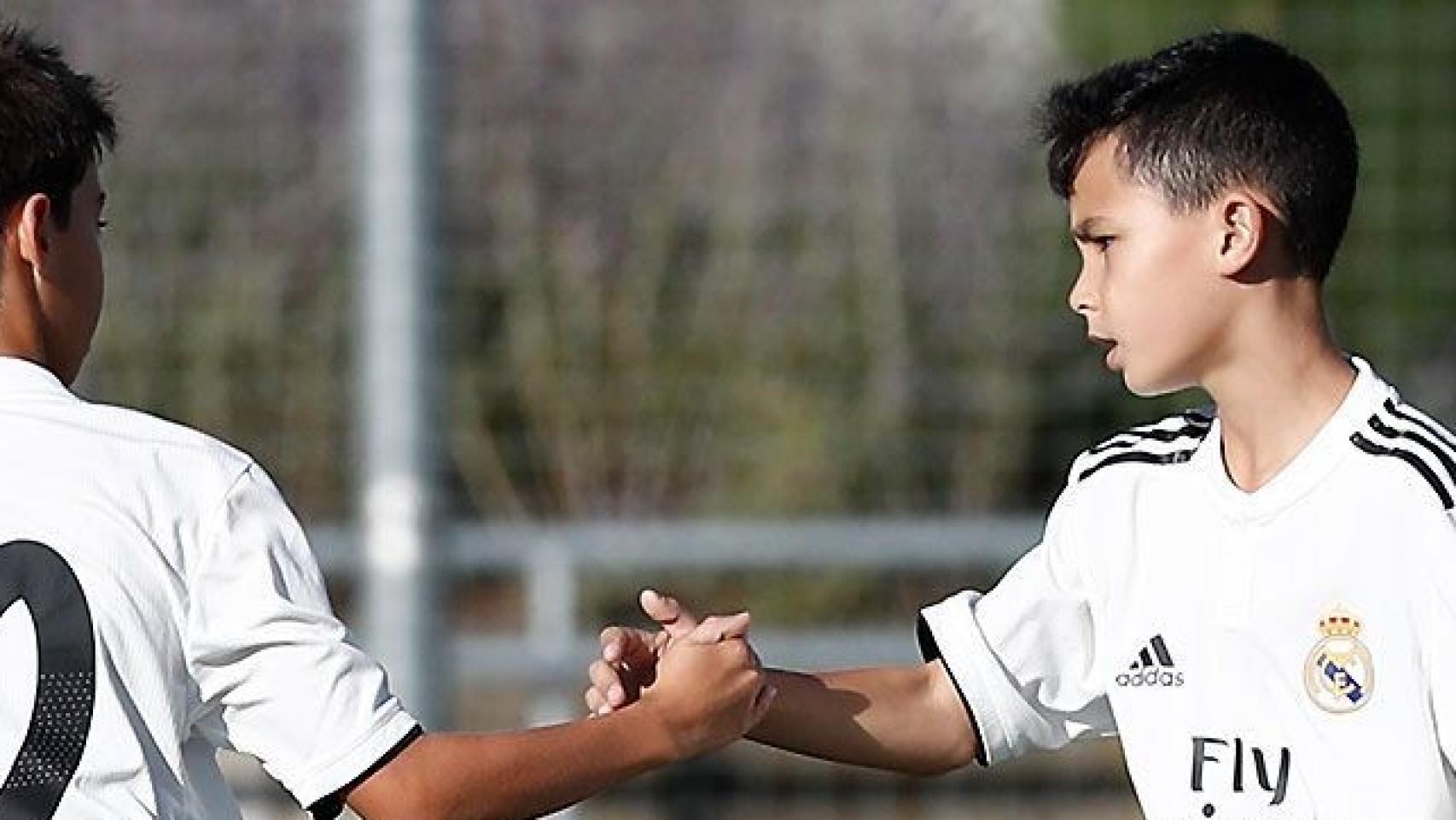 Dos jugadores alevines del Real Madrid