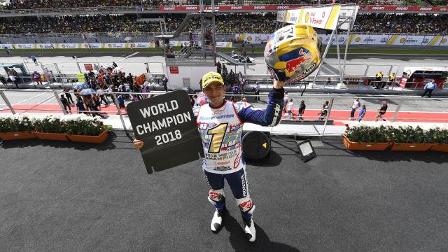 Jorge Martín celebra el título de Moto3, en el podio del circuito de Sepang.