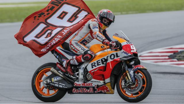 Marc Márquez celebra su victoria en el Gran Premio de Malasia, en el circuito de Sepang.