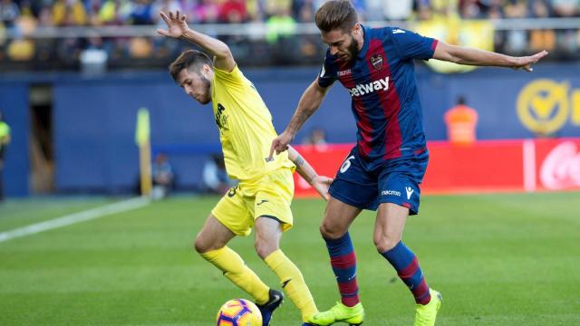 Miguelón y Rubén Rochina pelean por un balón