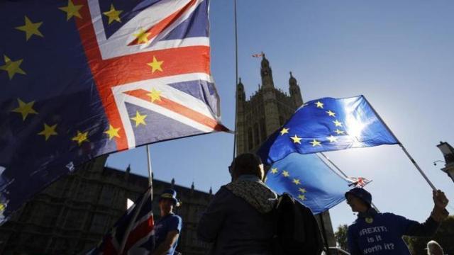 Protestas en la puerta del Parlamento británico en contra del 'brexit'.