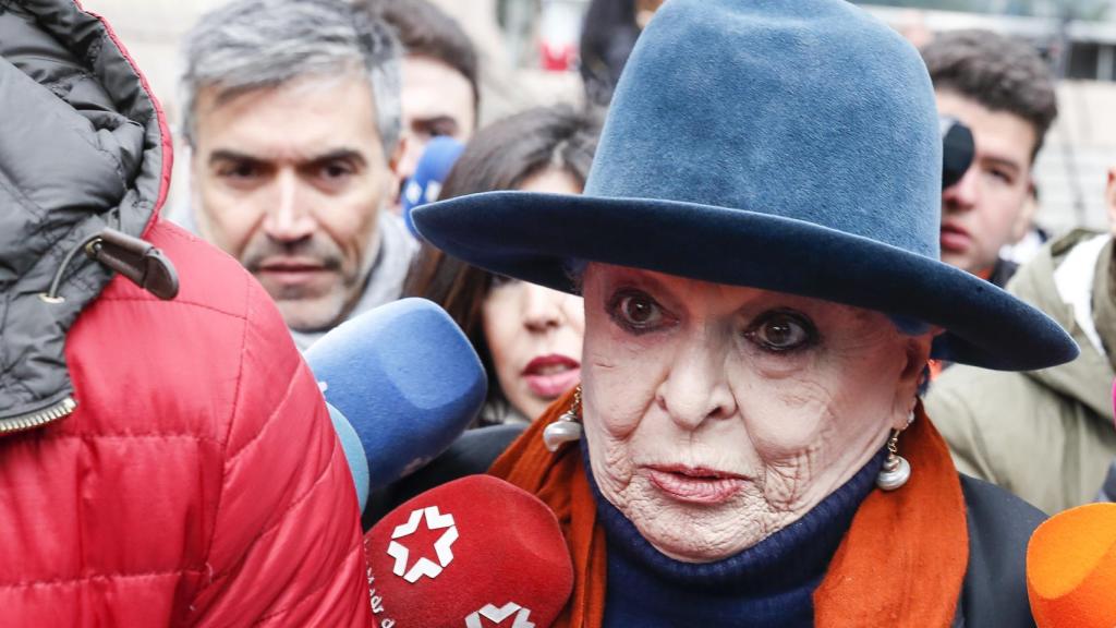 Lucía Bosé declarando ante los medios.