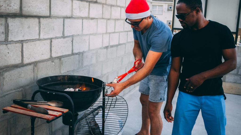 ¿Te parecen atractivos estos chicos? Después de comerse la barbacoa, quizá no tanto.