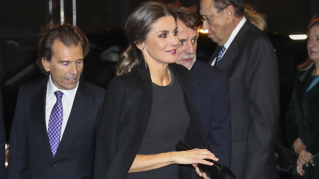 La reina Letizia con abrigo oversize por encima de los hombros.