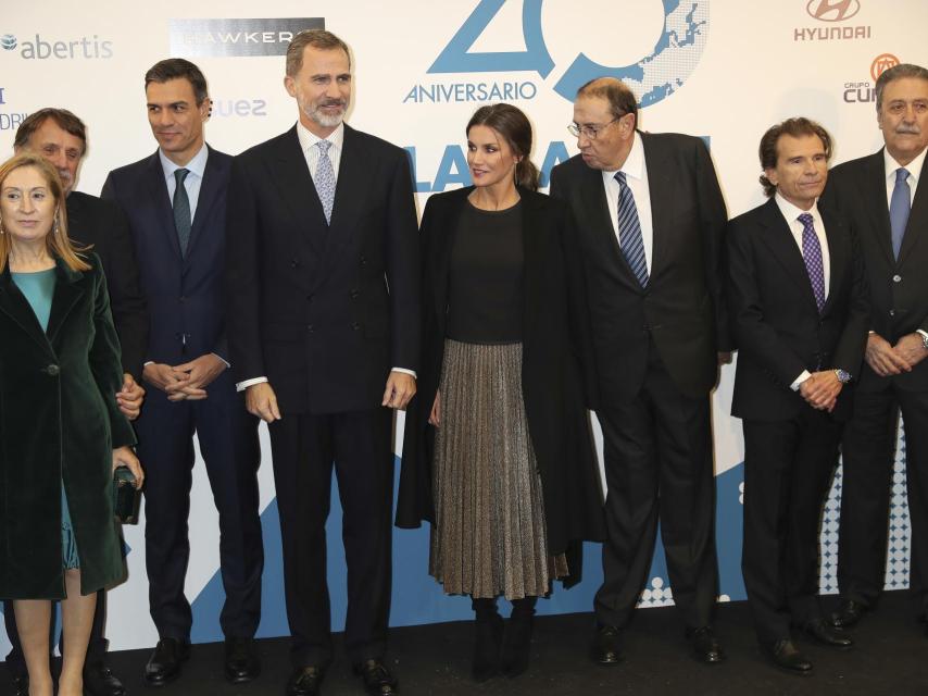 Los reyes junto al presidente del Gobierno, Pedro Sánchez, y la presidenta del Congreso, Ana Pastor.