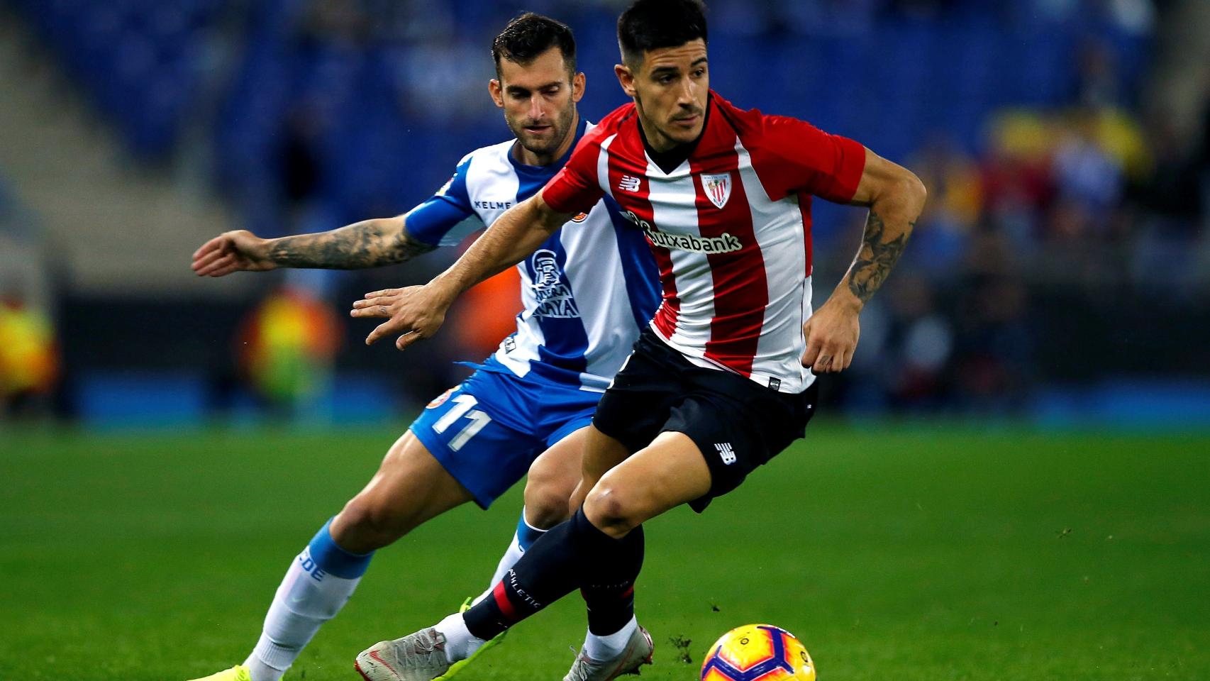 Leo Baptistao disputa un balón con Yuri Berchiche