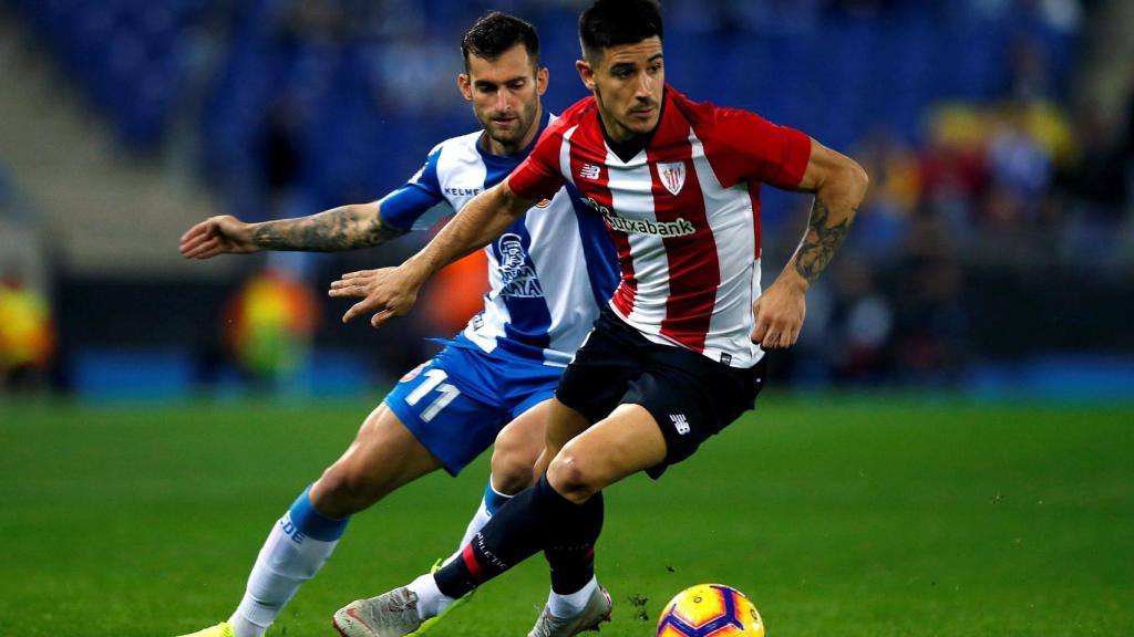 Leo Baptistao disputa un balón con Yuri Berchiche