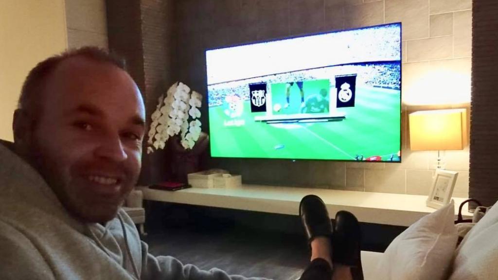 Andrés Iniesta viendo el Barcelona - Real Madrid. Foto: Instagram (@andresiniesta8)