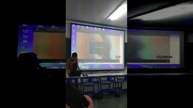 Un profesor proyecta una peli porno por error a su clase